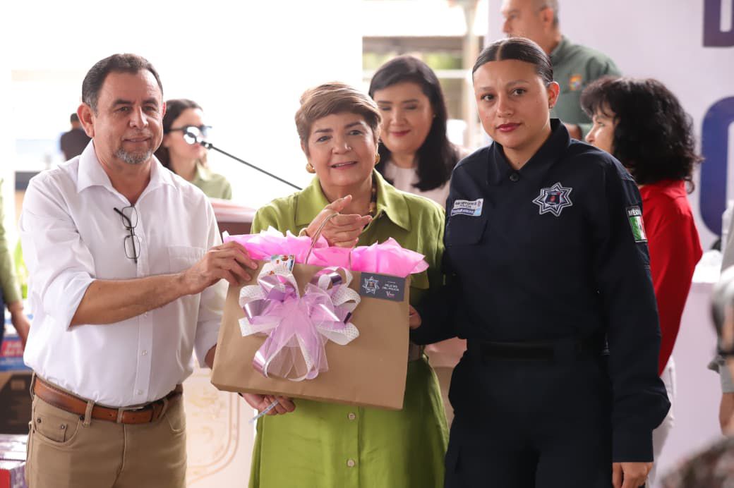 Alcaldesa de Guasave, Sinaloa, reconoce a policías y anuncia bono especial por el Día del Policía