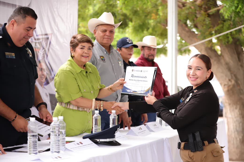 Alcaldesa de Guasave, Sinaloa, reconoce a policías y anuncia bono especial por el Día del Policía