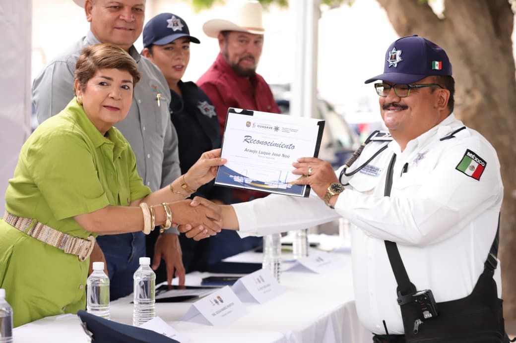 Alcaldesa de Guasave, Sinaloa, reconoce a policías y anuncia bono especial por el Día del Policía