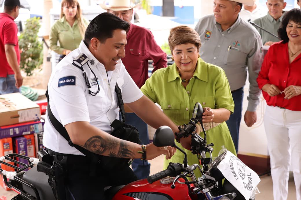 Alcaldesa de Guasave, Sinaloa, reconoce a policías y anuncia bono especial por el Día del Policía