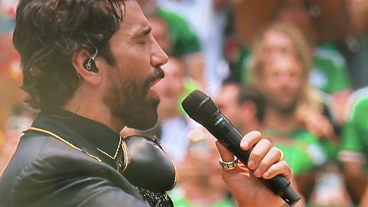 Alejandro Fernández entona el himno nacional en el inicio del Mundial 2026
