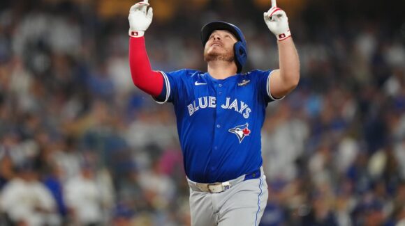 El mexicano Alejandro Kirk llega a 500 hits en las Grandes Ligas