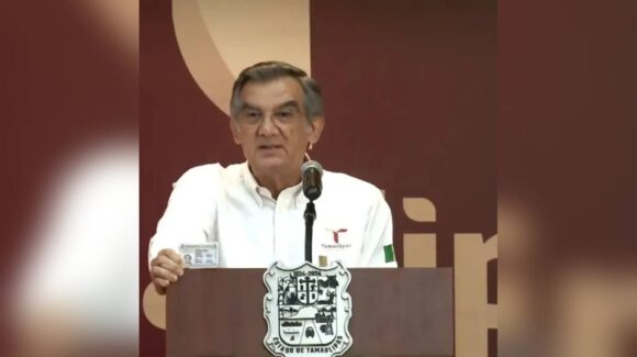 Gobernador de Tamaulipas muestra su visa y niega señalamientos de LA Times