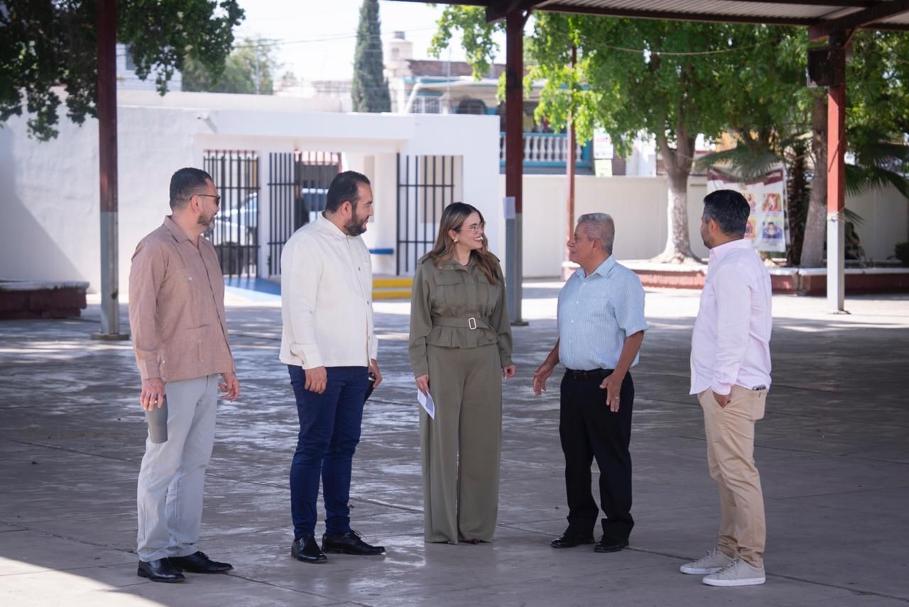 Ana Miriam Ramos entrega 10 computadoras a alumnos y alumnas de la Escuela Secundaria General 5 en Culiacán