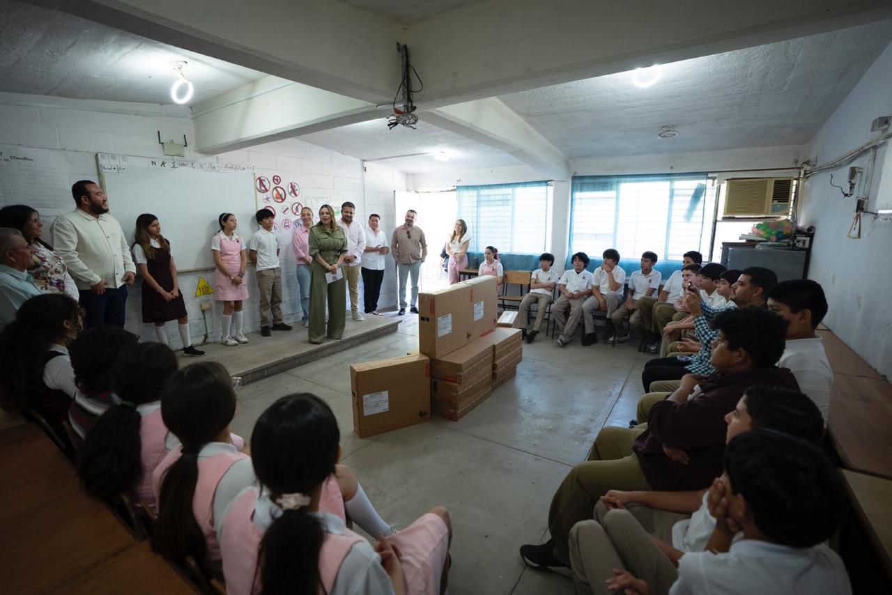 Ana Miriam Ramos entrega 10 computadoras a alumnos y alumnas de la Escuela Secundaria General 5 en Culiacán