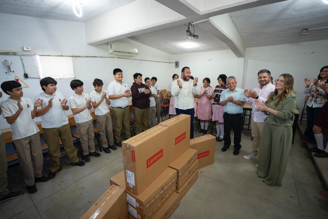 Ana Miriam Ramos entrega 10 computadoras a alumnos y alumnas de la Escuela Secundaria General 5 en Culiacán