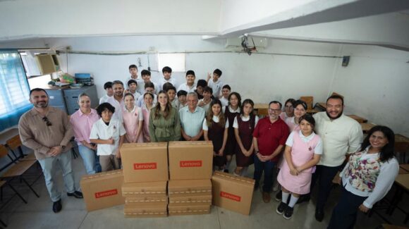 Ana Miriam Ramos entrega 10 computadoras a alumnos y alumnas de la Escuela Secundaria General No. 5 en Culiacán