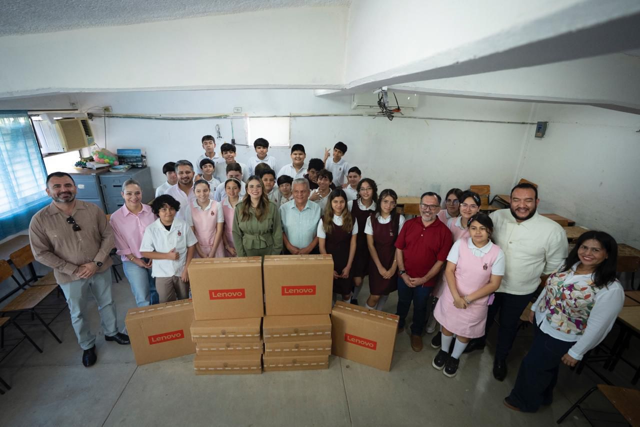 Ana Miriam Ramos entrega 10 computadoras a alumnos y alumnas de la Escuela Secundaria General 5 en Culiacán