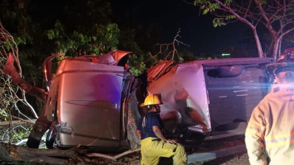 Aparatosa volcadura deja un lesionado en la avenida Camarón Sábalo, en Mazatlán