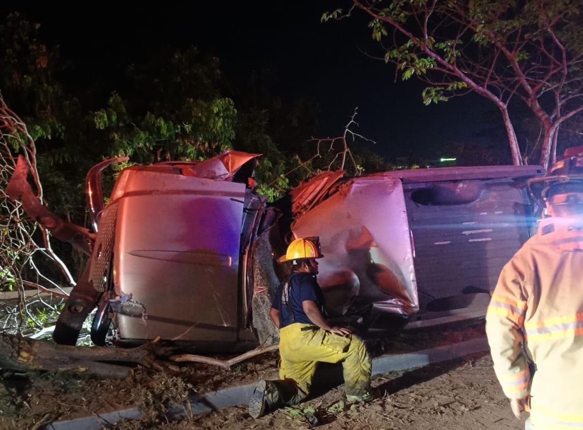 Aparatosa volcadura deja un lesionado en la avenida Camarón Sábalo