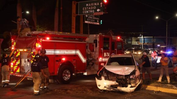Aparatoso choque en Juan Pablo II e Insurgentes deja cuantiosos daños materiales en Mazatlán, Sinaloa