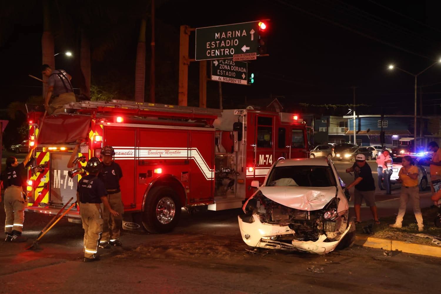 Aparatoso choque en Juan Pablo II e Insurgentes deja cuantiosos daños materiales en Mazatlán, Sinaloa