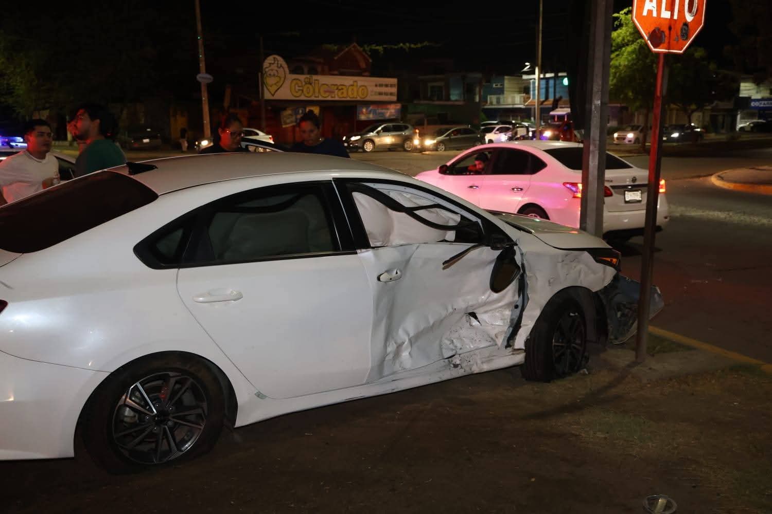 Aparatoso choque en Juan Pablo II e Insurgentes deja cuantiosos daños materiales en Mazatlán, Sinaloa