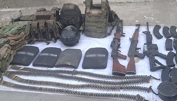 Asegura Ejército armas, más de mil cartuchos y equipo táctico en Ojo de Agua de Palmillas, Escuinapa, Sinaloa