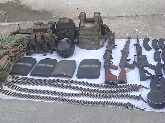 Asegura Ejército armas, más de mil cartuchos y equipo táctico en Ojo de Agua de Palmillas, Escuinapa, Sinaloa