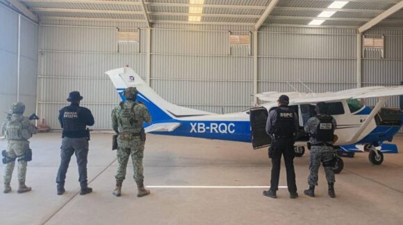 Aseguran avión, cocaína y armamento en operativo en Mexicali