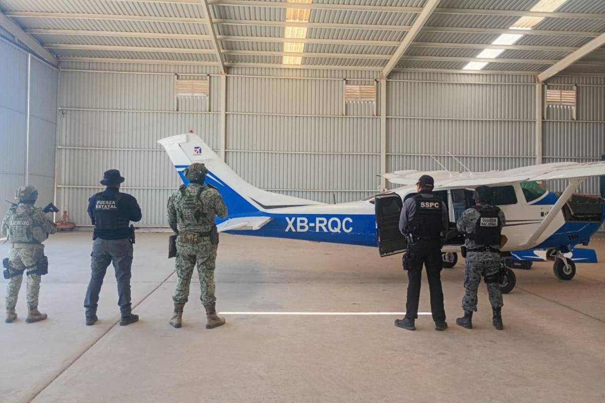 Aseguran avión, cocaína y armamento en operativo en Mexicali