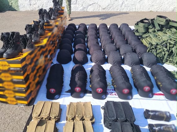 Aseguran más de 200 uniformes, botas, cascos y pecheras en sur de Sinaloa