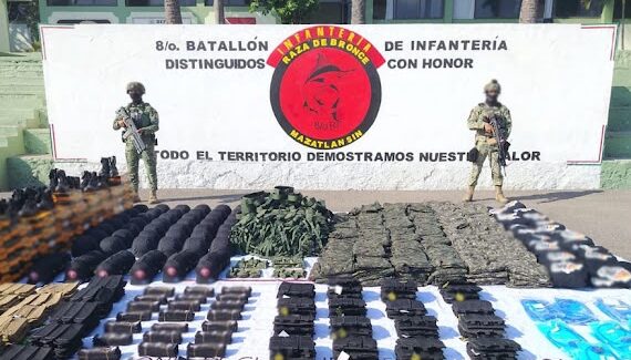 Megadecomiso en Rosario, Sinaloa: aseguran más de 200 uniformes, botas, cascos y pecheras para equipar a un ejército de sicarios