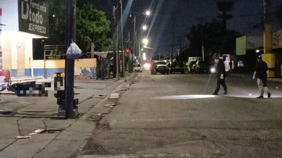 Atacan a balazos a dos hermanos motociclistas en Los Huertos, Culiacán; uno fallece y el otro resulta herido