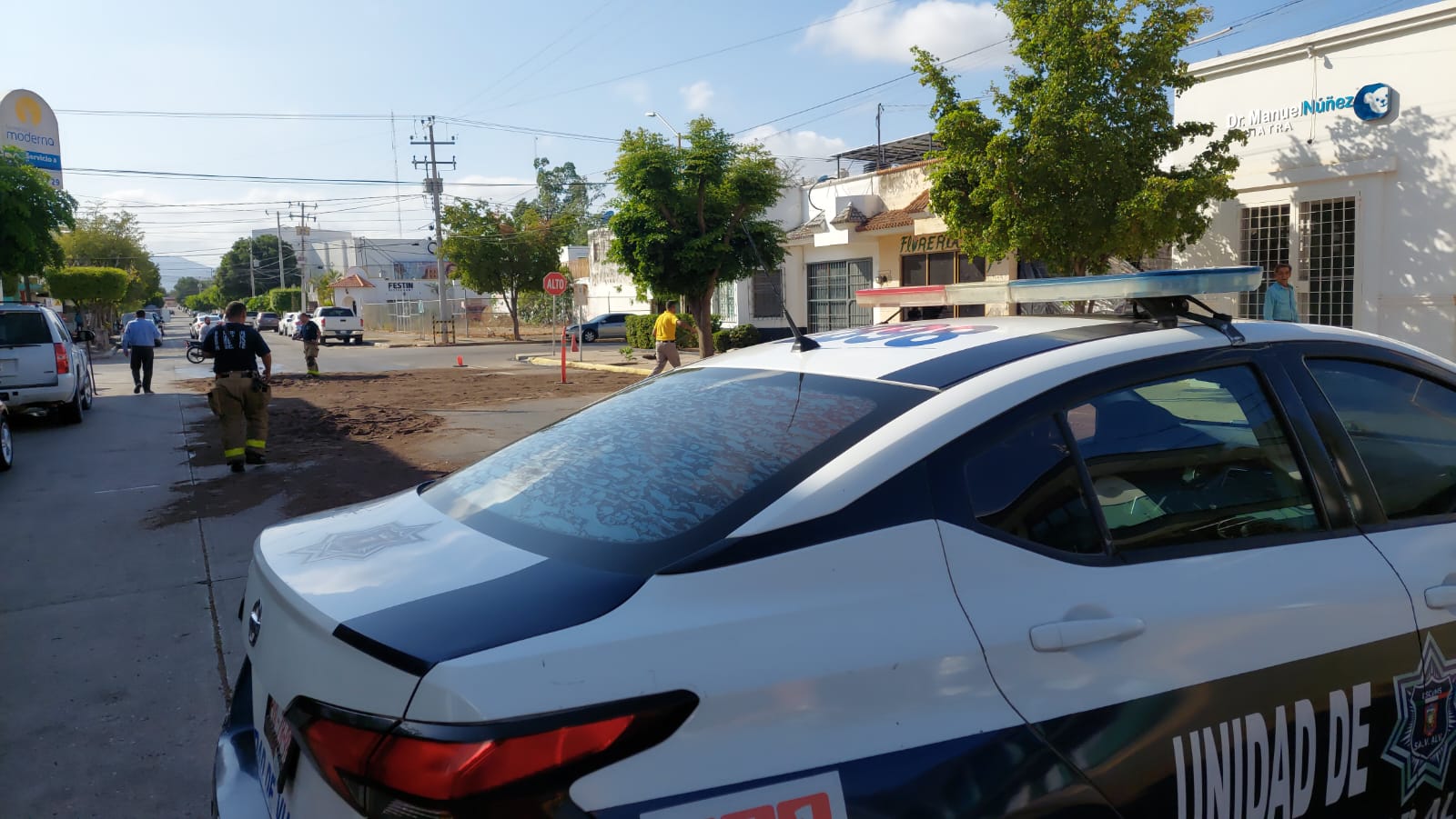 Atienden cuerpos de auxilio derrame de diésel en el centro de Guamúchil