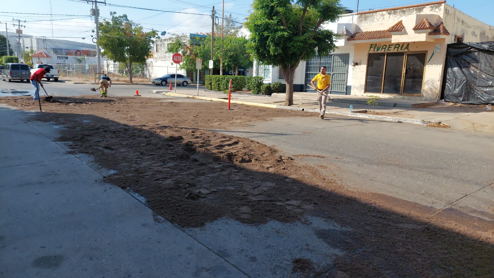 Atienden cuerpos de auxilio derrame de diésel en el centro de Guamúchil