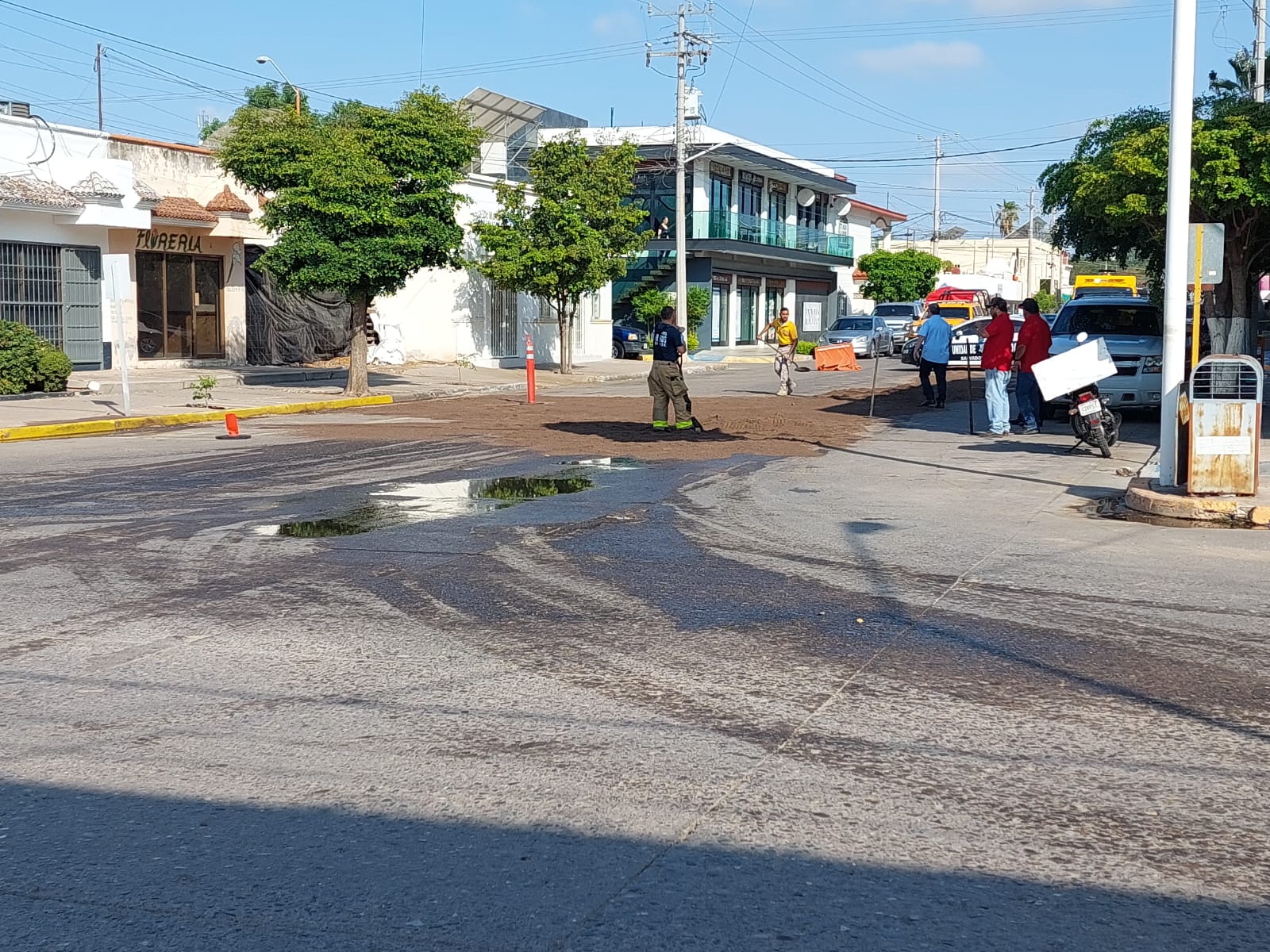 Atienden cuerpos de auxilio derrame de diésel en el centro de Guamúchil