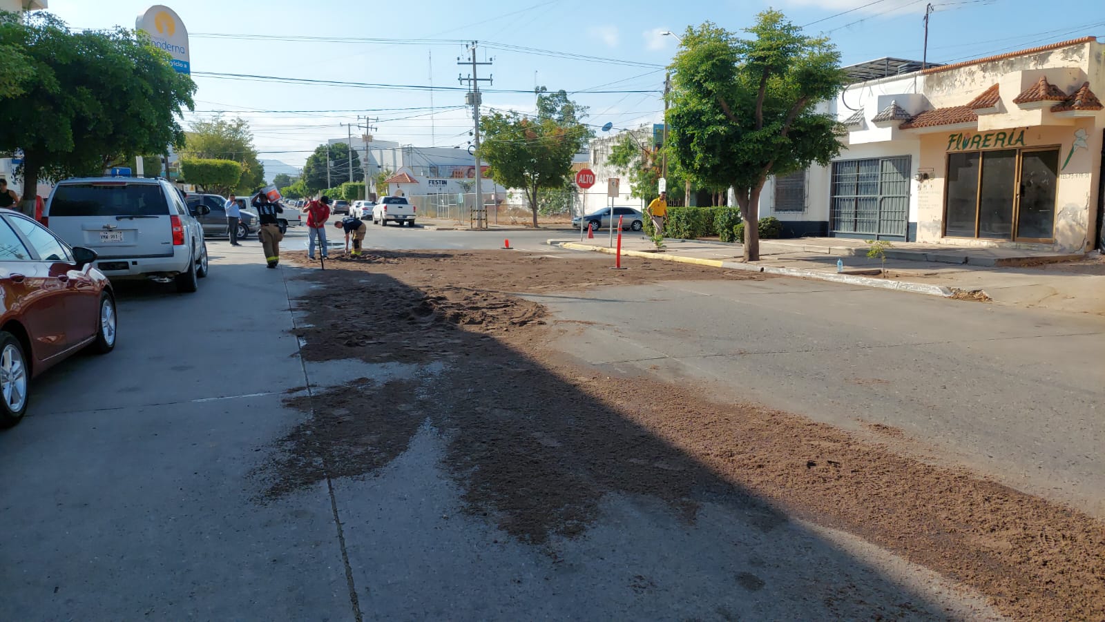 Atienden cuerpos de auxilio derrame de diésel en el centro de Guamúchil