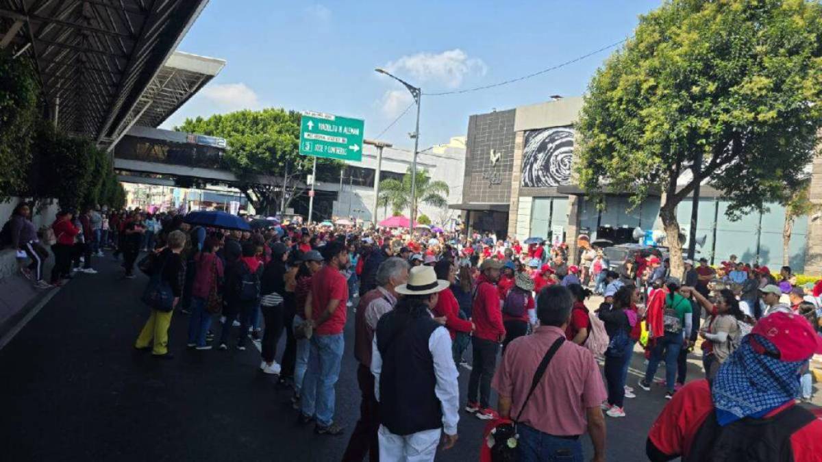 CNTE marcha hacia el Estadio Azteca previo a inauguración del Mundial 2026