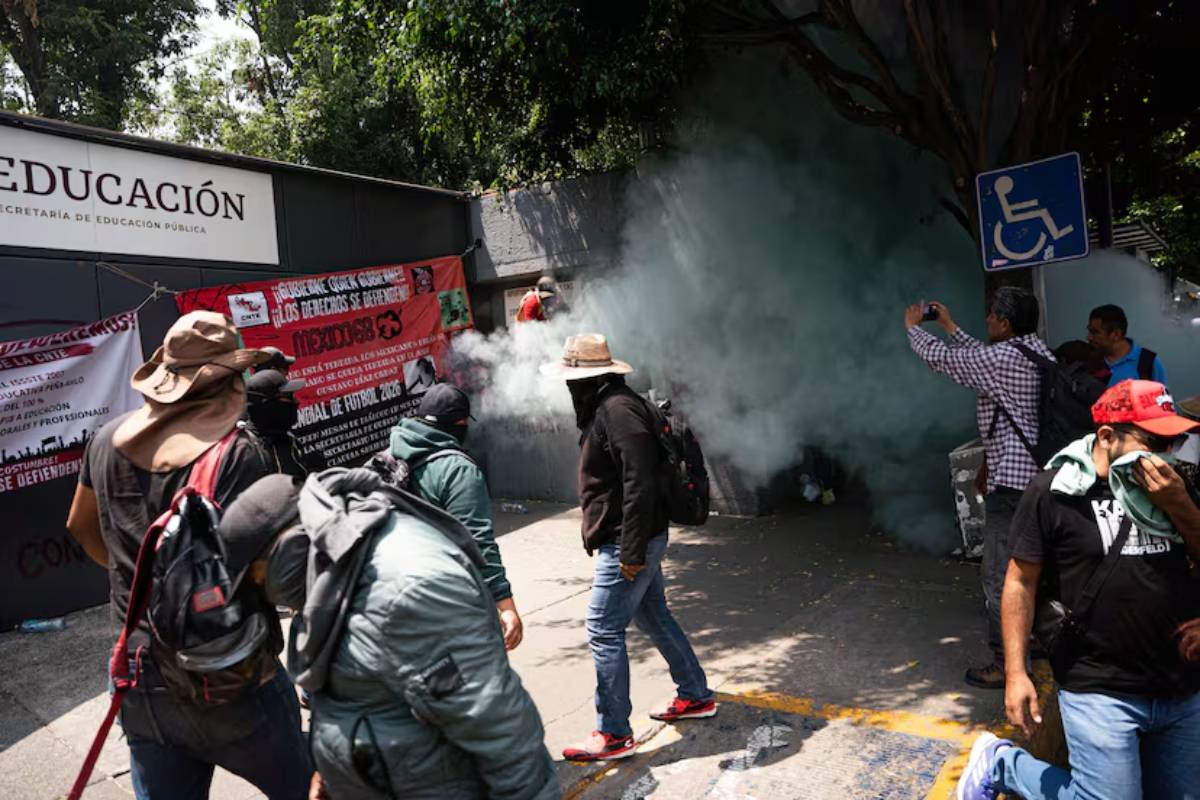 CNTE irrumpe en la SEP y exige reunión directa con Sheinbaum a días del Mundial