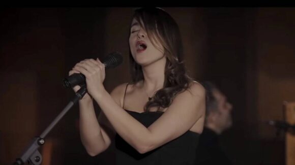 Cantante iraní Parastoo Ahmadi es condenada a 74 latigazos por cantar sin velo