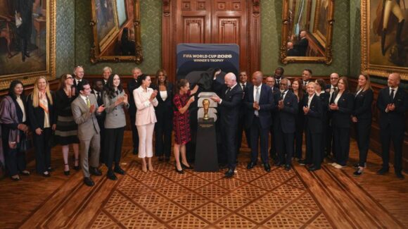 Claudia Sheinbaum recibe en Palacio Nacional al presidente de la FIFA, Gianni Infantino