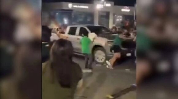 Conductor de camioneta que arrolló a aficionados del Tri enfrenta seis denuncias