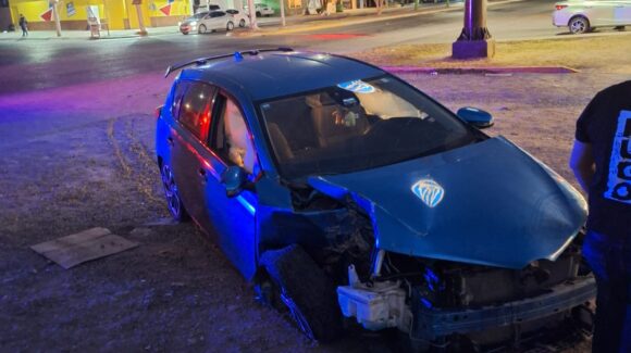 Conductor de vehículo se impacta contra un semáforo en el fraccionamiento Los Cedros de Los Mochis, Sinaloa