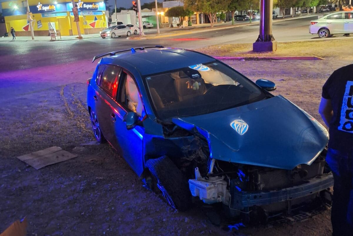 Conductor de vehículos se impacta contra un semáforo en el fraccionamiento Los Cedros de Los Mochis, Sinaloa.
