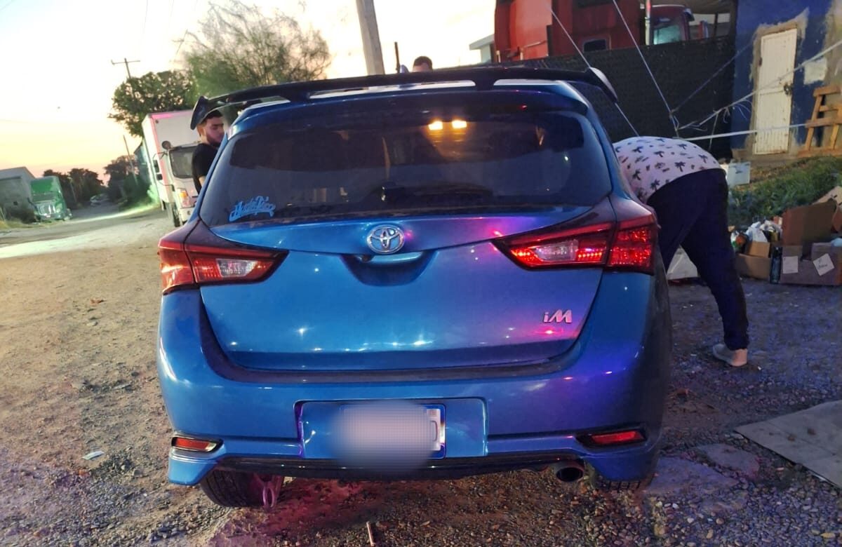 Conductor de vehículos se impacta contra un semáforo en el fraccionamiento Los Cedros de Los Mochis, Sinaloa.