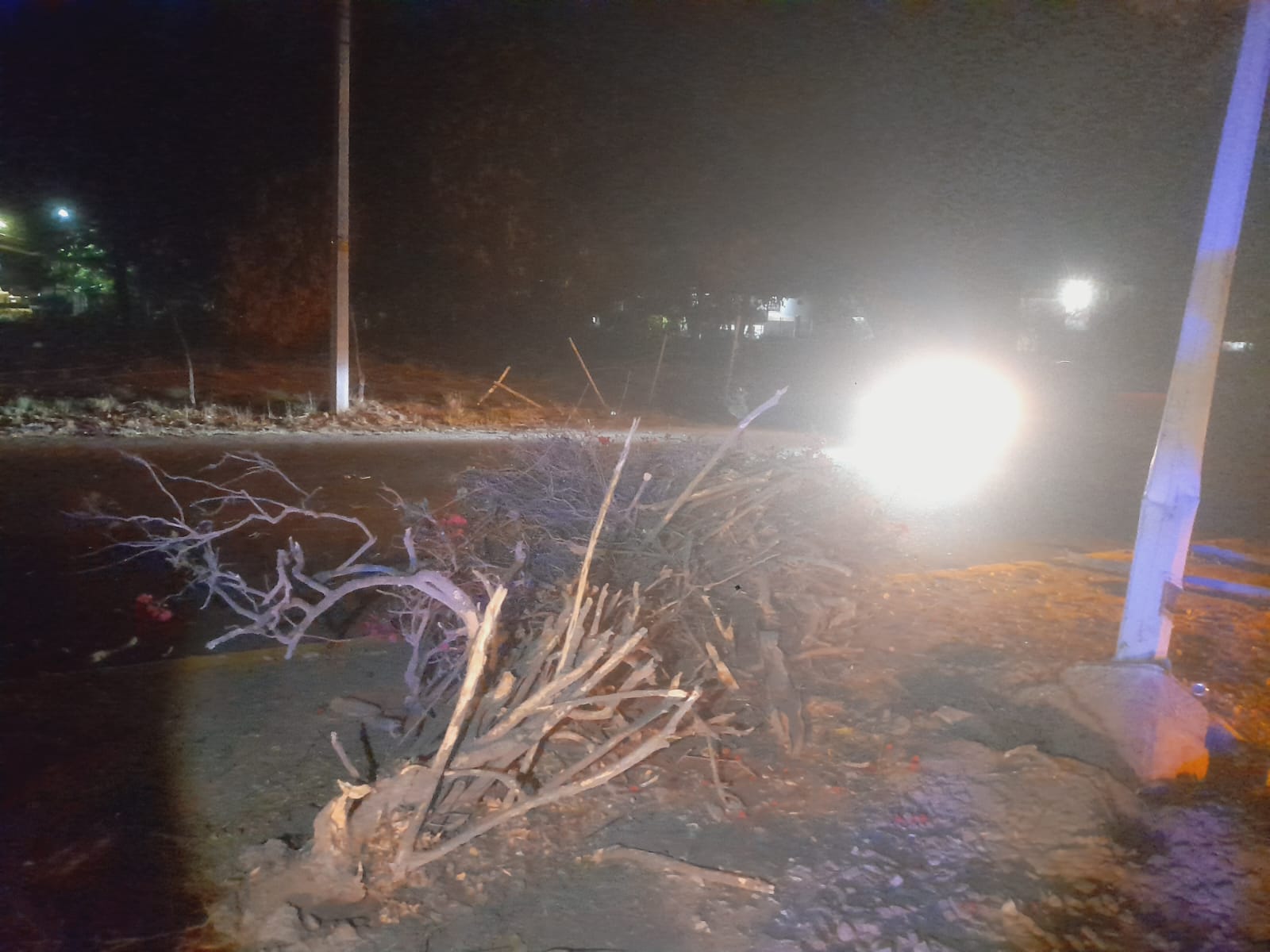 Conductor se impacta contra una lámpara al norte de Los Mochis Sinaloa
