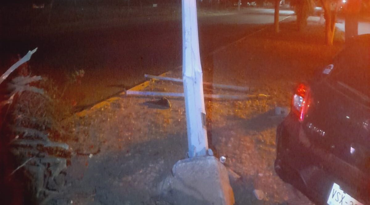Conductor se impacta contra una lámpara al norte de Los Mochis Sinaloa