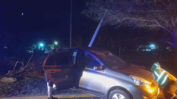 Conductor se impacta contra una lámpara al norte de Los Mochis, Sinaloa