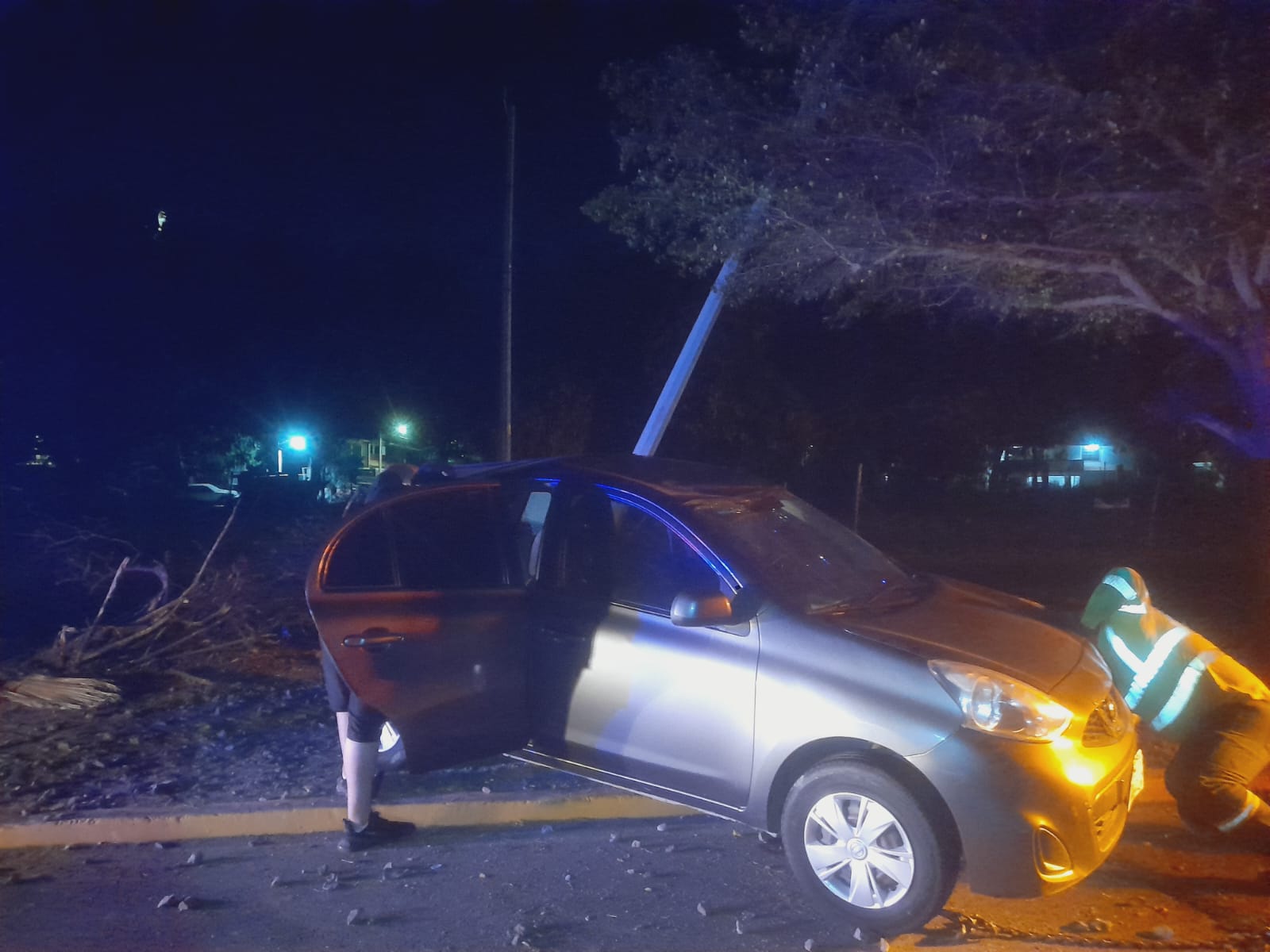 Conductor se impacta contra una lámpara al norte de Los Mochis Sinaloa