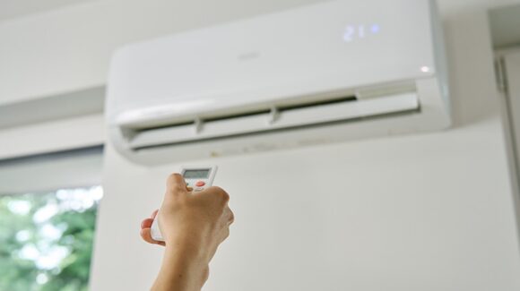 ¿El aire acondicionado dispara tu recibo? Cinco consejos para ahorrar luz durante la ola de calor