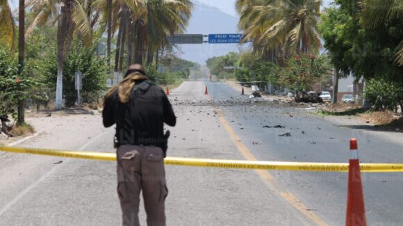 Continúa operativo militar tras explosión de vehículo con explosivos en Escuinapa, Sinaloa