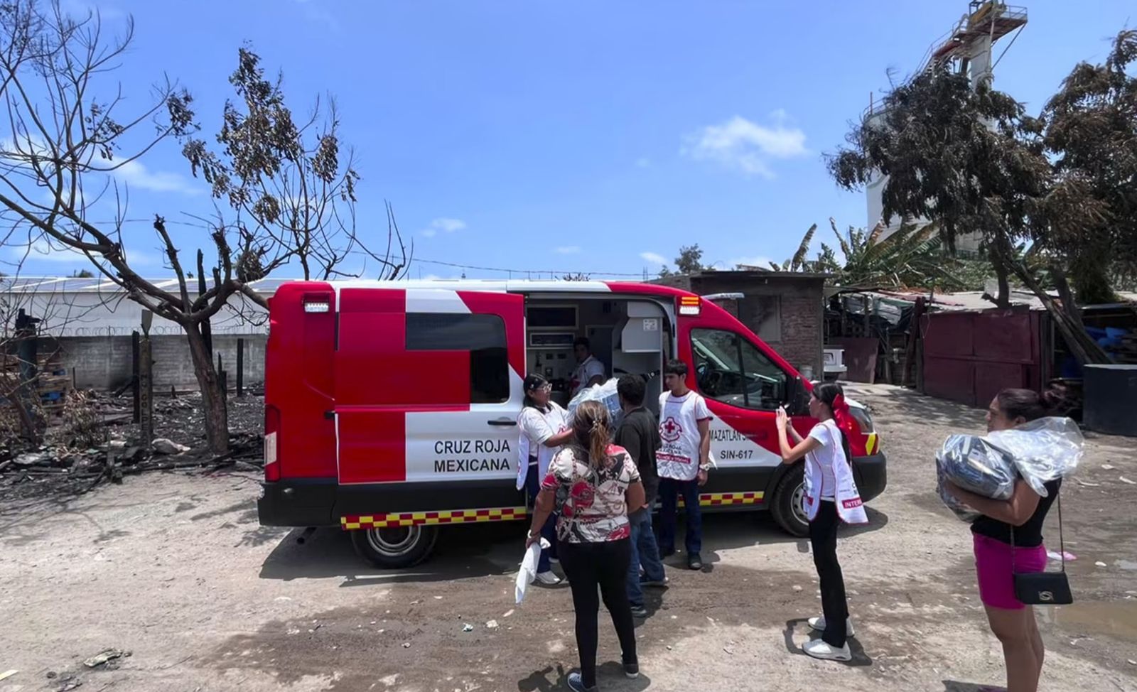 Cruz Roja lleva apoyos a familias afectadas por incendio en Mazatlán