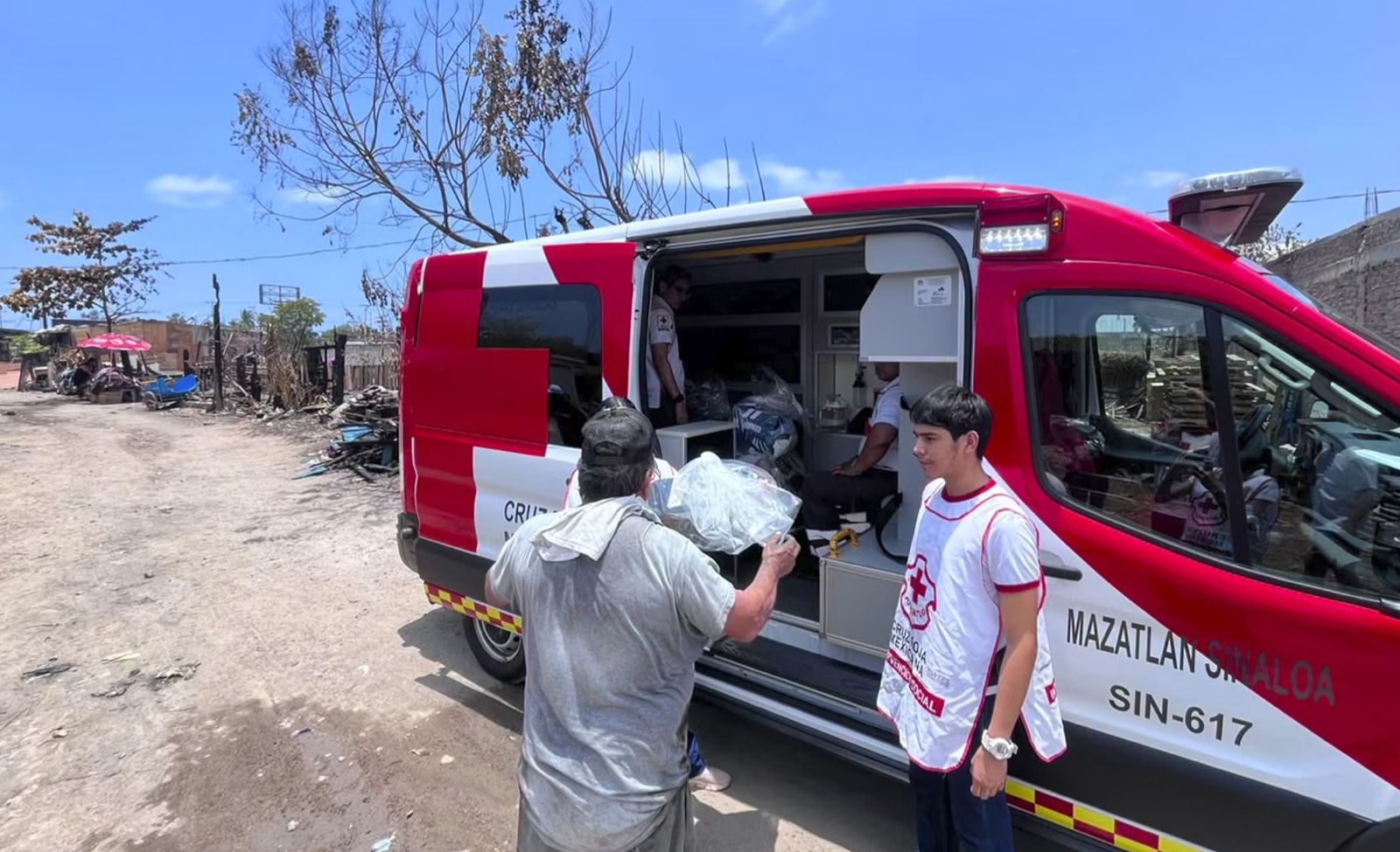 Cruz Roja lleva apoyos a familias afectadas por incendio en Mazatlán