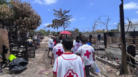 ‘Cuando las llamas se apagan, comienza otra batalla’. Cruz Roja lleva apoyo a damnificados de incendio en Mazatlán, Sinaloa