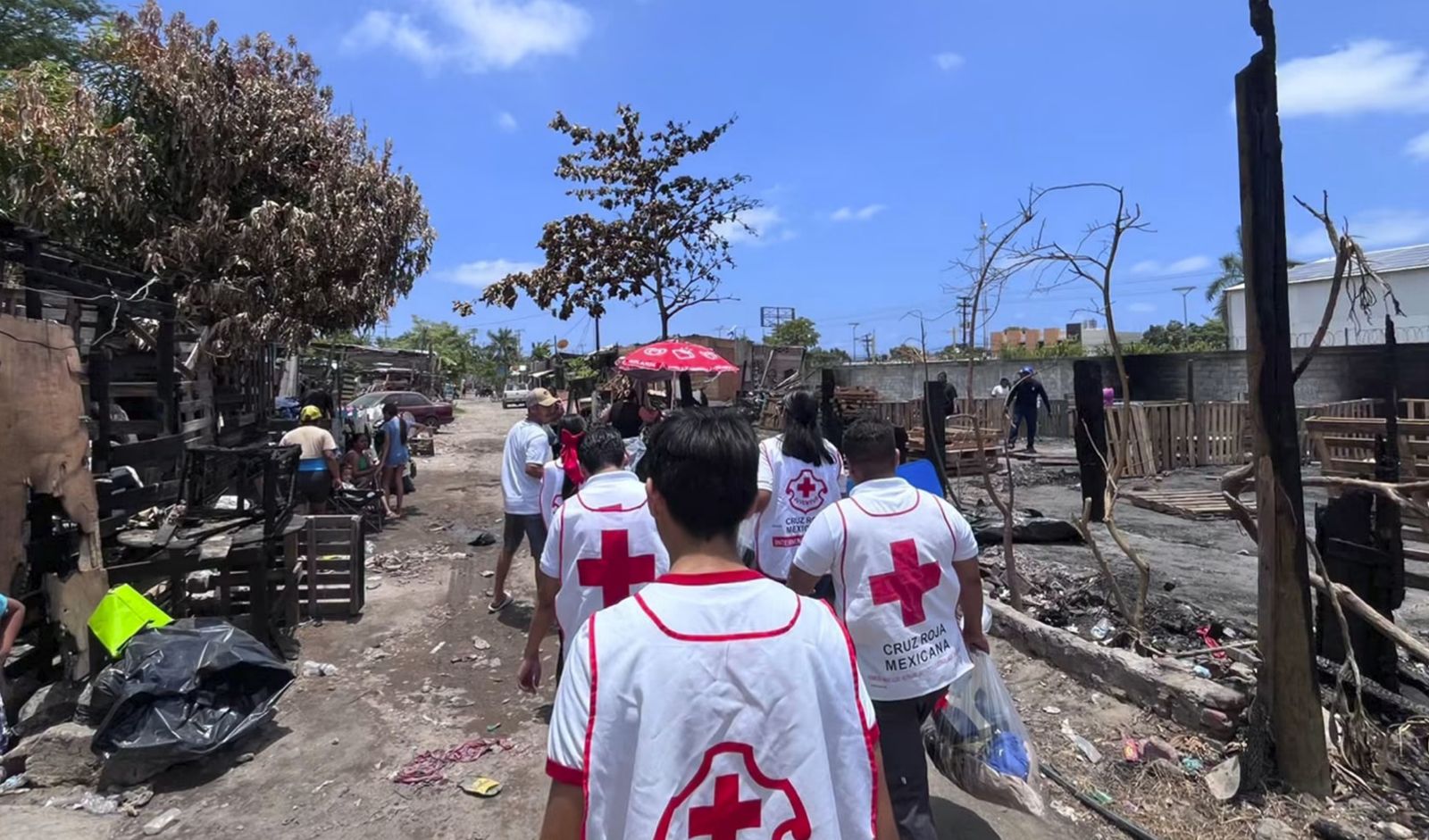 Cruz Roja lleva apoyos a familias afectadas por incendio en Mazatlán
