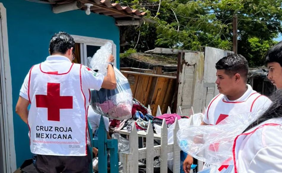 Cruz Roja lleva apoyos a familias afectadas por incendio en Mazatlán