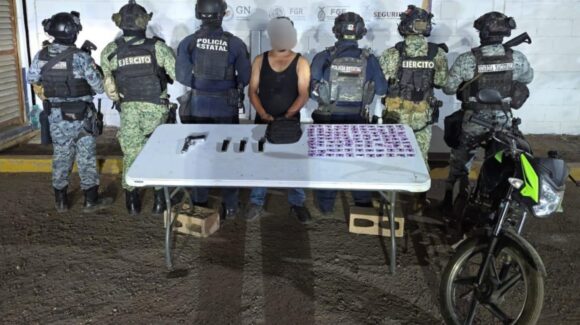 Detienen a hombre armado con droga tras operativo y enfrentamiento en Mocorito