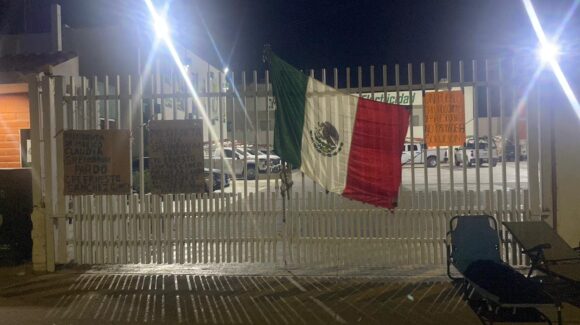 Manifestantes rechazan propuesta de revisión de medidores y mantienen plantón en oficinas de CFE en Guasave, Sinaloa
