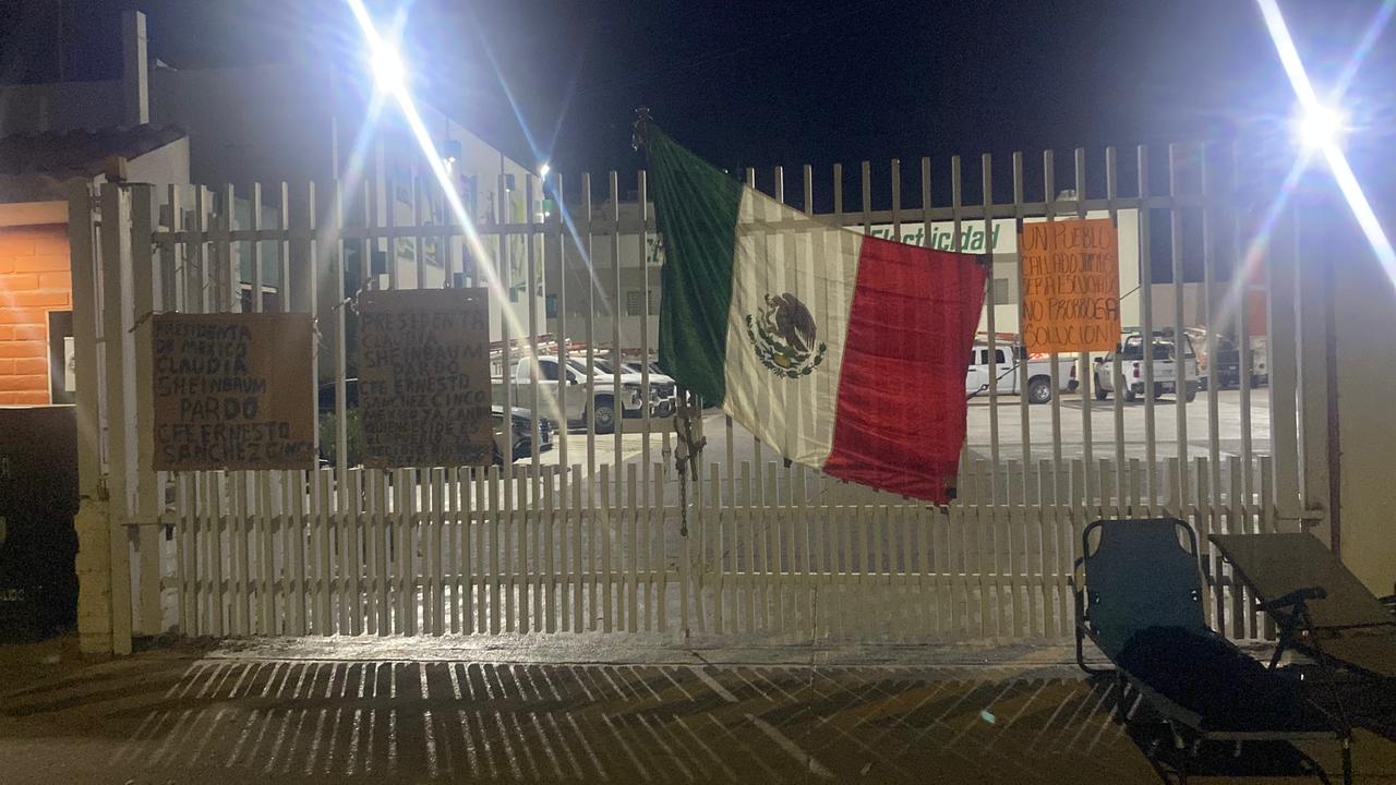 Durante la madrugada, toman usuarios la CFE en Guasave, impiden acceso y salida a cortes de energía